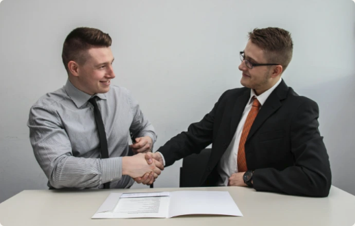 Asesores empresariales formalizando un acuerdo